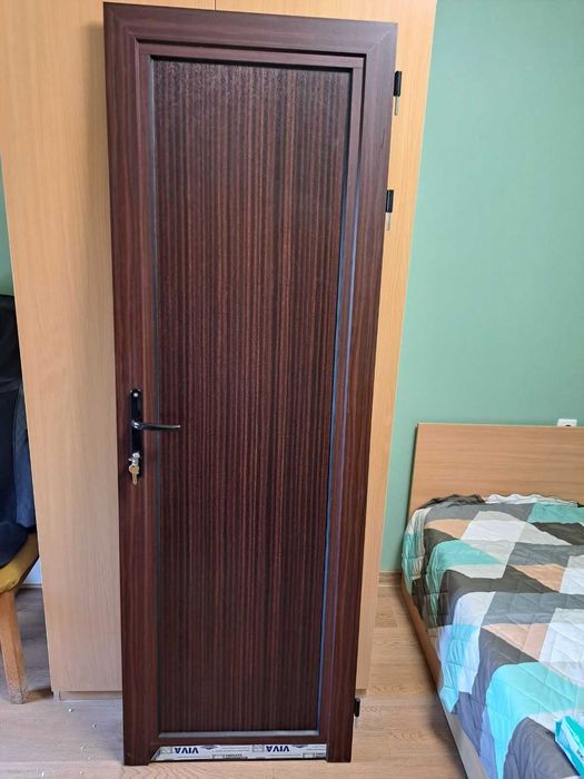 Чисто нова врата с каса