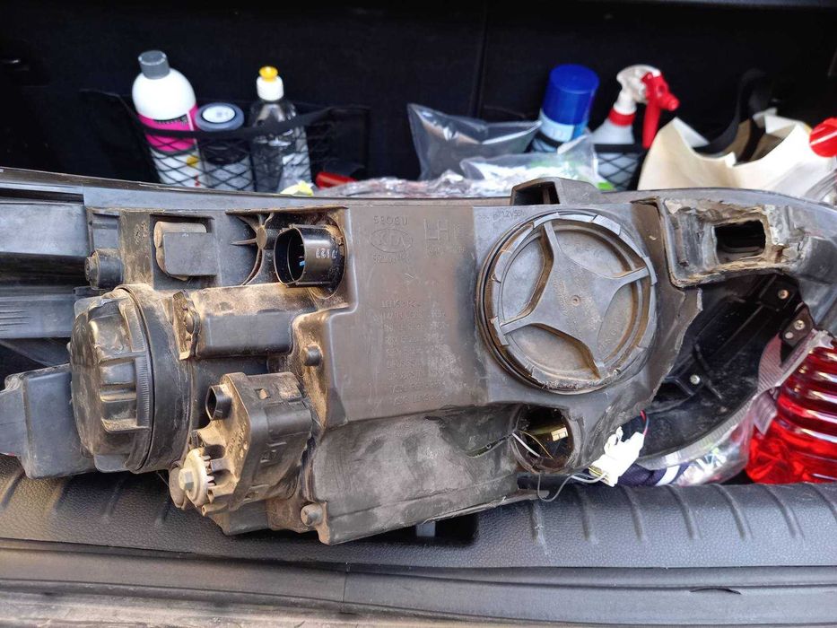 Kia stonic Кия стоник ляв фар счупено стъкло и стоп