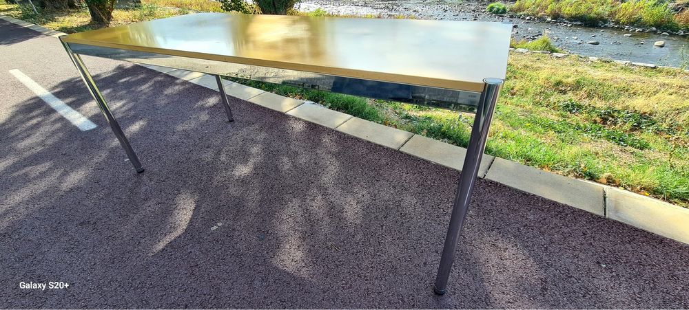 Бюро от марката USM Haller, класическа мебел за офис или дома,