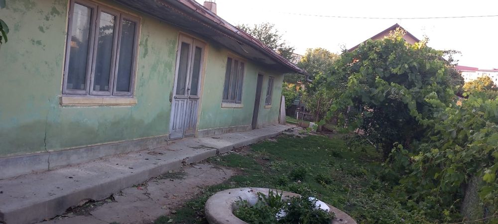 Teren intravilan centru + casa Husi