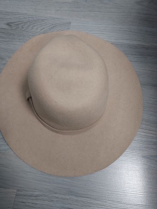 Palarie neagra si beige