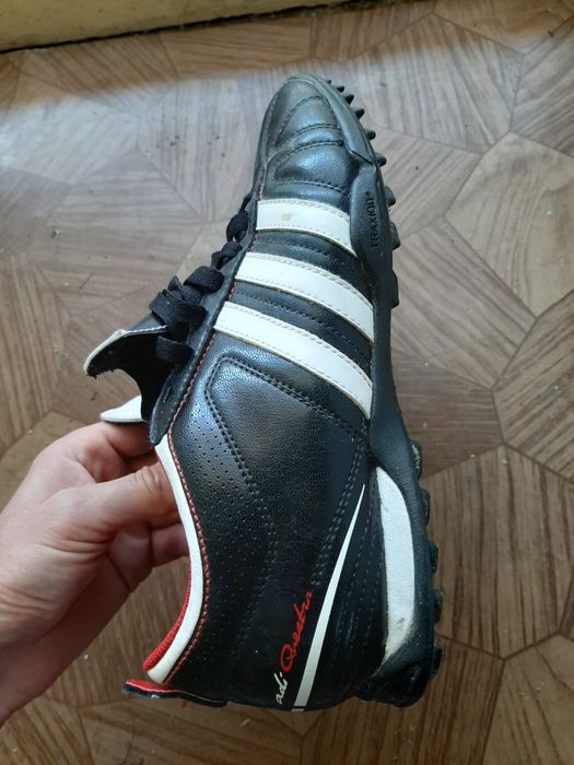 Vand adidasi sport Arata 10/10 ideali pentru sportul in sala si gazon