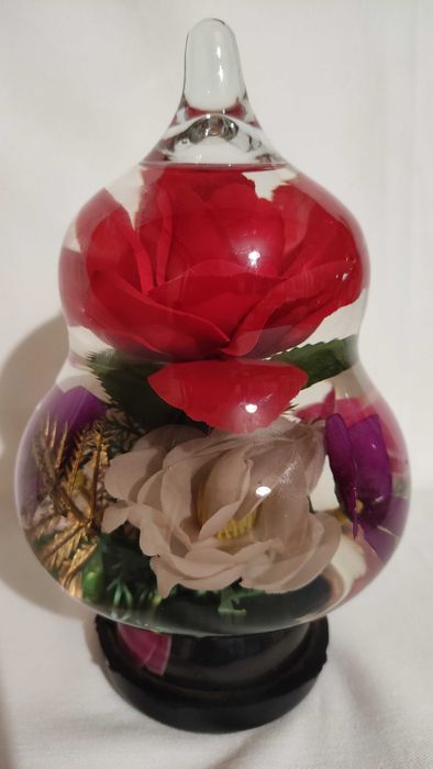 Прекрасен "вечен"букет от цветя в стъкленица и течност