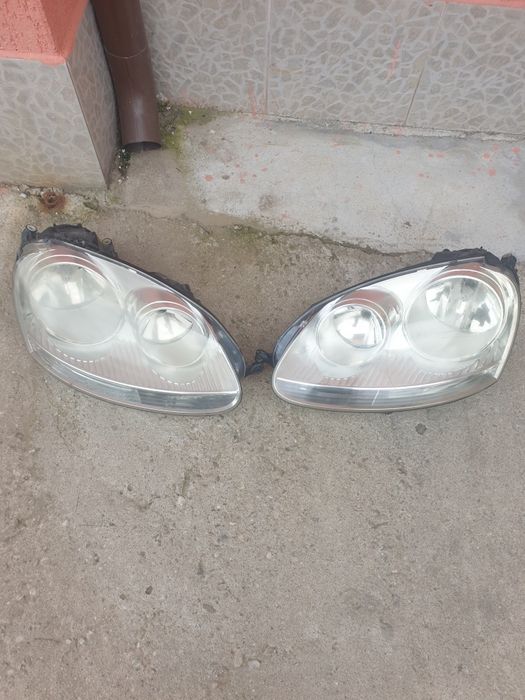 De vanzare doua faruri