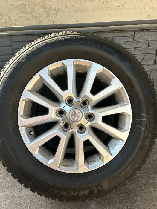Продам шины с дисками R18