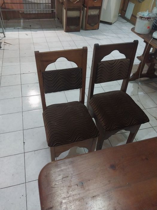 Стол и стулья в комплекте