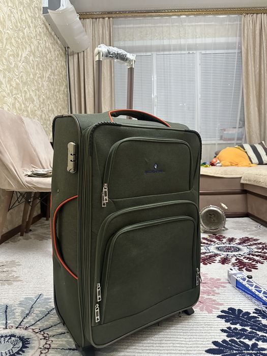 Пртдается чемодан, большой