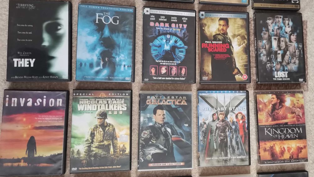 Vând colecție DVD - seriale/filme/concerte/spectacole.