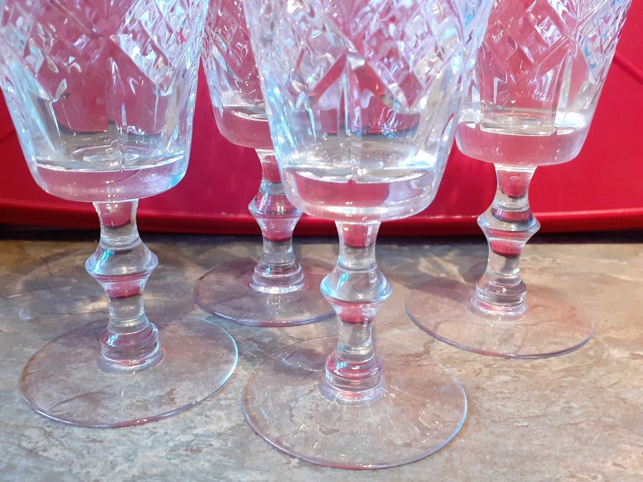 Два комплекта от по 4 броя кристални чаши: за вино и ракия
