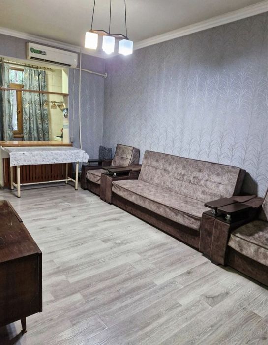 Юнусабад 11 квартал. Продается квартира 2/1/4