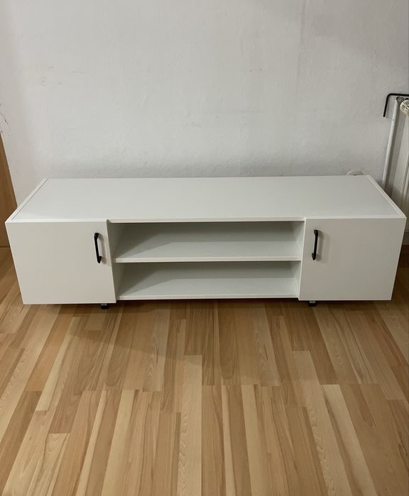 Comodă TV modernă 140cm – PAL Kronospan, picioare metalice, soft-close