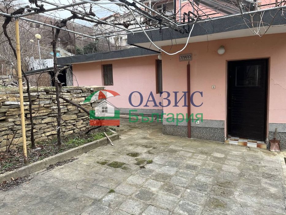 Двуетажна къща в центъра на гр. Свети Влас 245 м2, и двор 1 149 м2,