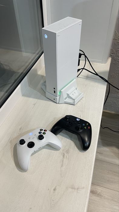 Продам срочно Xbox series S