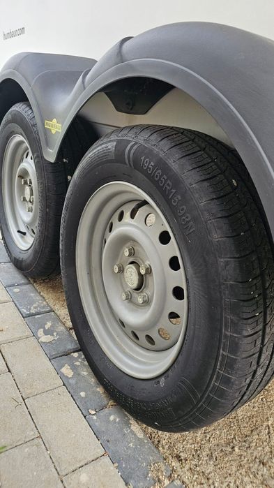 Remorca închisa 2 axe 2500 kg HUMBAUR – ideală reclamă / transport