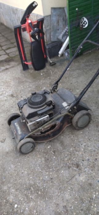 Продавам бензинова самоходна косачка идвигател