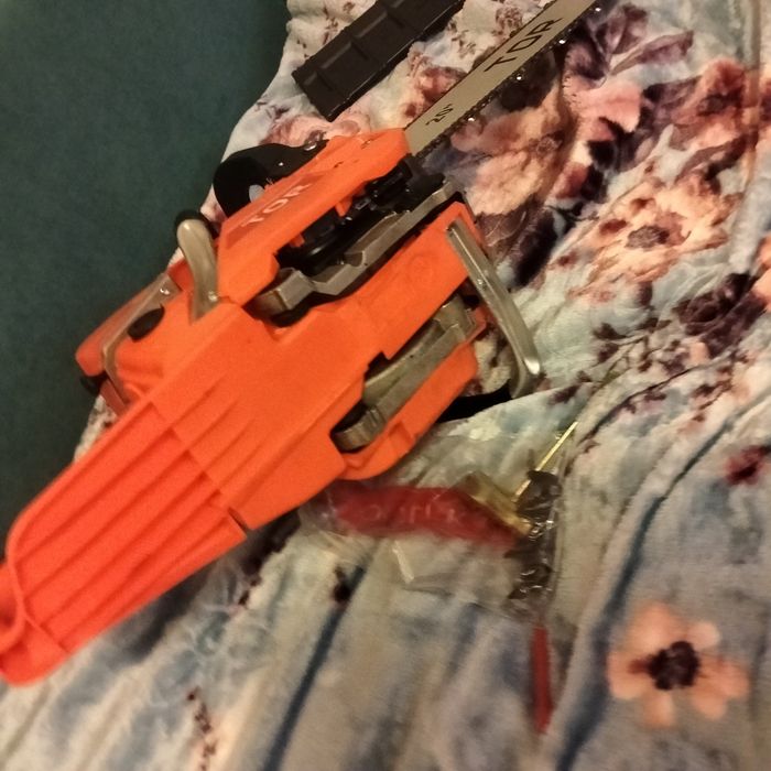 Продам бензопилу новую 20000