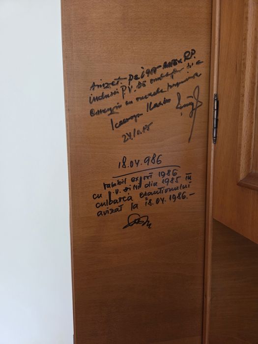 Bibliotecă vintage din lemn masiv, sculptată manual