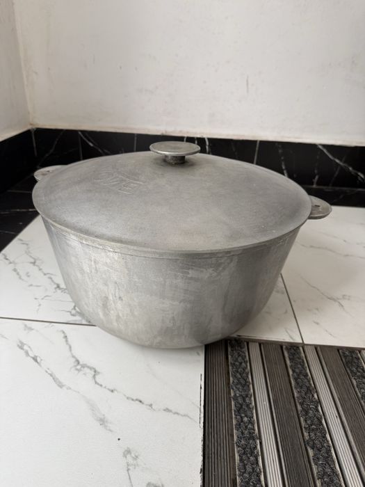 Продам диванчики для кафе, также есть посуда и прочее.