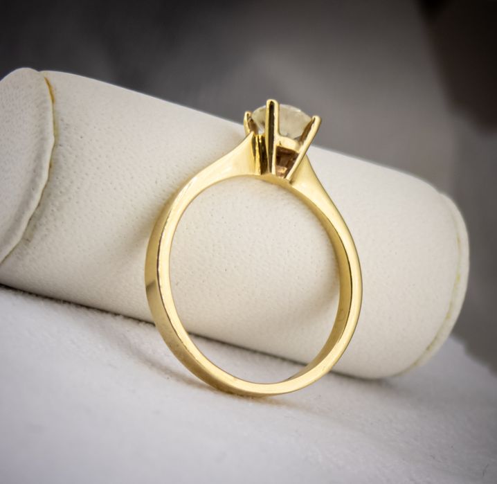 Дамски златен пръстен с брилянт - елегантен и луксозен