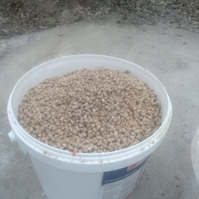 Еда  корм для рыб и курицам