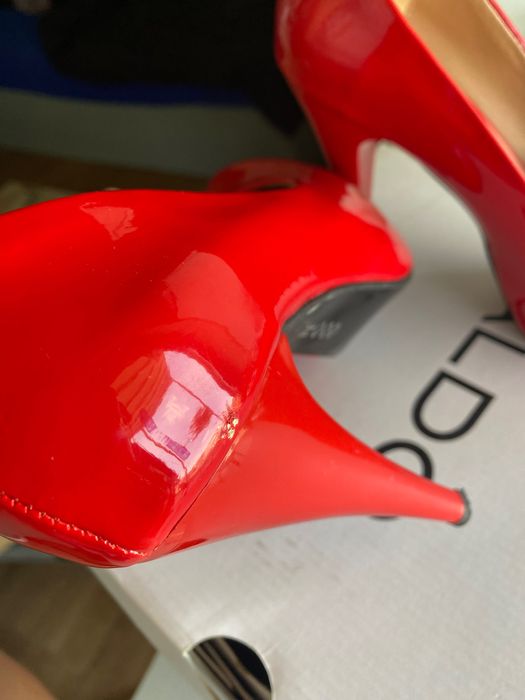 Червени обувки на ток / токчета