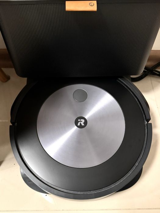 Прахосмукачка робот iRobot Roomba j7+ с база за самопочистване