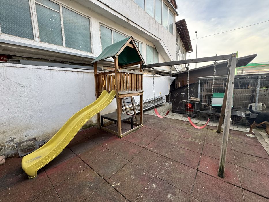 Complex joaca cu casuta, tobogan si 2 leagane