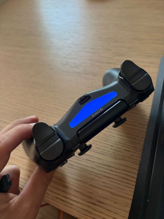 PlayStation 4 PRO 1TB + 2 jocuri, vând sau schimb