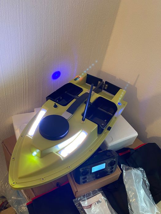 Лодка за захранка D19