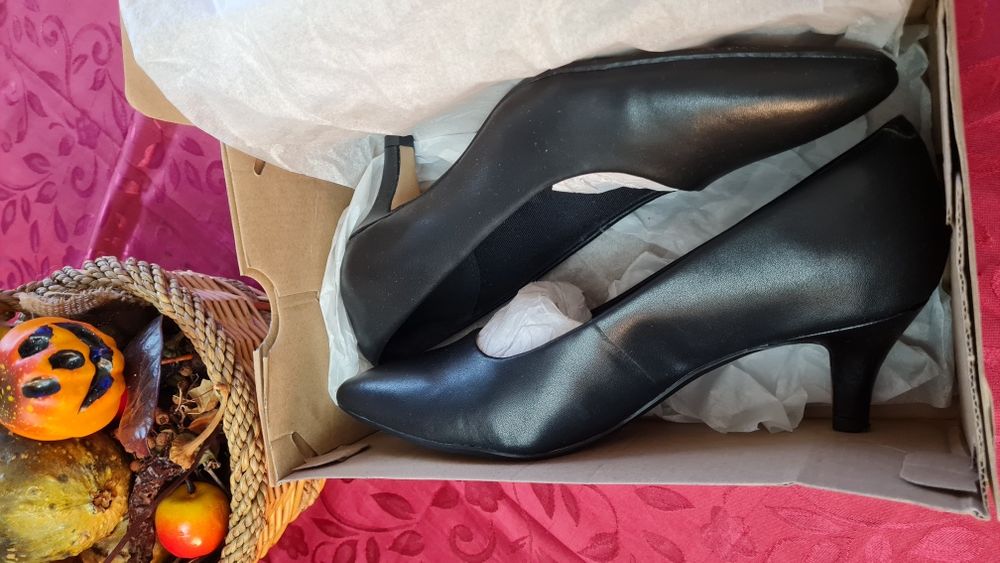 De vânzare două perechi de pantofi noi.