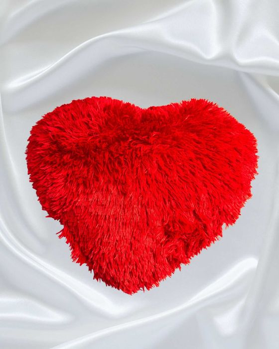 Червена пухкава възглавничка