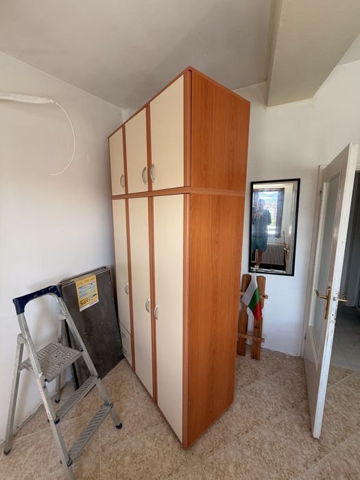 Практичен гардероб с много отделения и шкафчета – 75 €