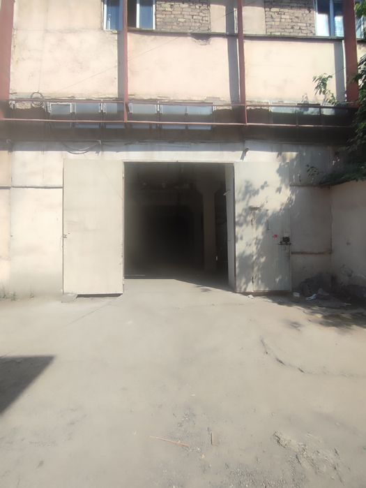 Сдается в аренду помещение. Потолки 5м