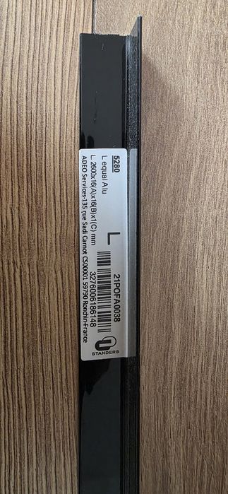 Cornier aluminiu, 16 x 16 x 1 mm, L = 2.6 m, negru. Bonus cornier PVC!