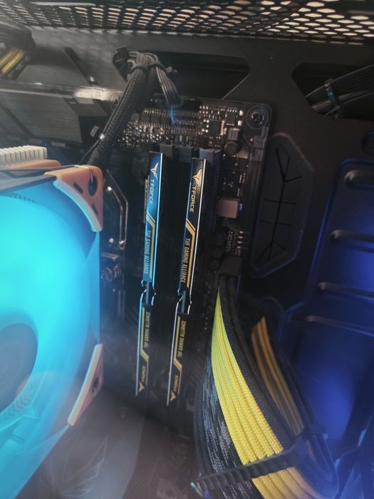 Продавам конфигурация PC+ монитор