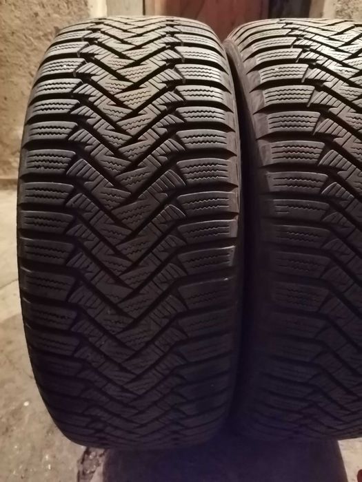 Продавам 2 броя зимни гуми 205.55.16 на 1 сезон дот 2019 Laufenn