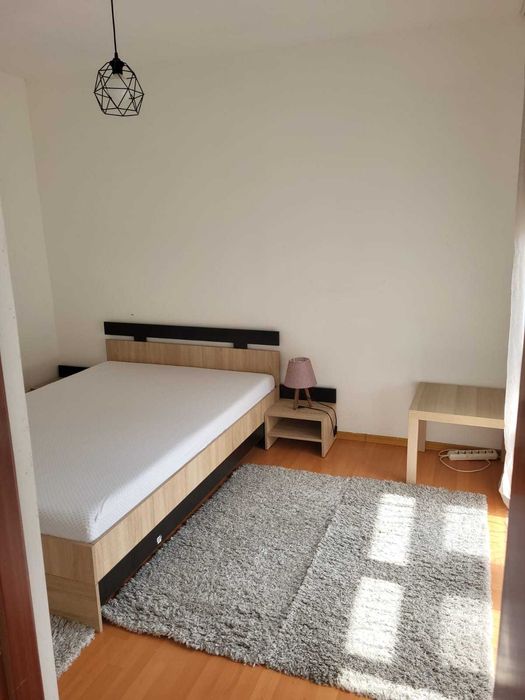 Proprietar închiriez apartament cu trei camere semidecomandat în Bacău
