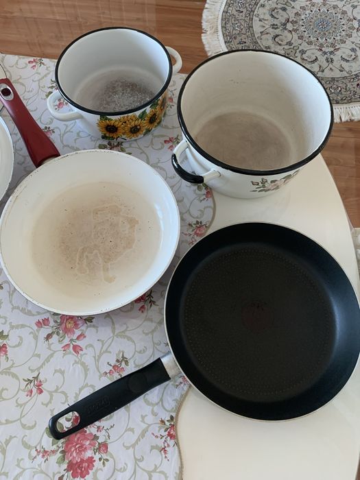 Сковородки, кастрюли.