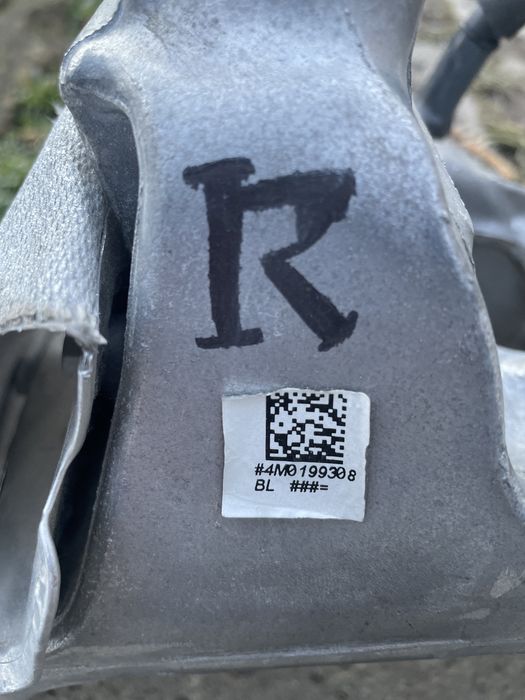 Оригинален десен държач Audi A4 B9 на двигателя 4M0 199 308 BL