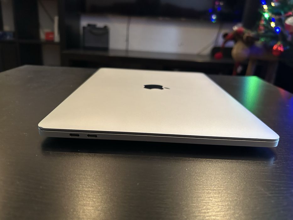 Vând Macbook Pro m1 produs 19.04.2021, SSD 500 GB, baterie 278 cicluri