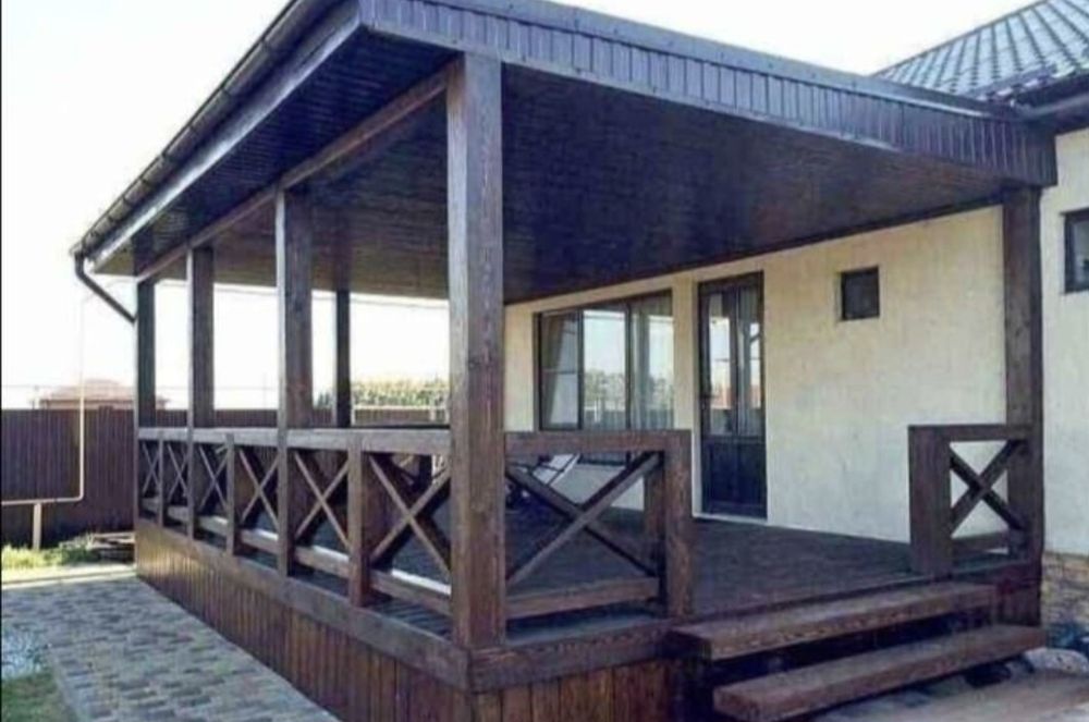 Vând o structură din lemn cu terasă