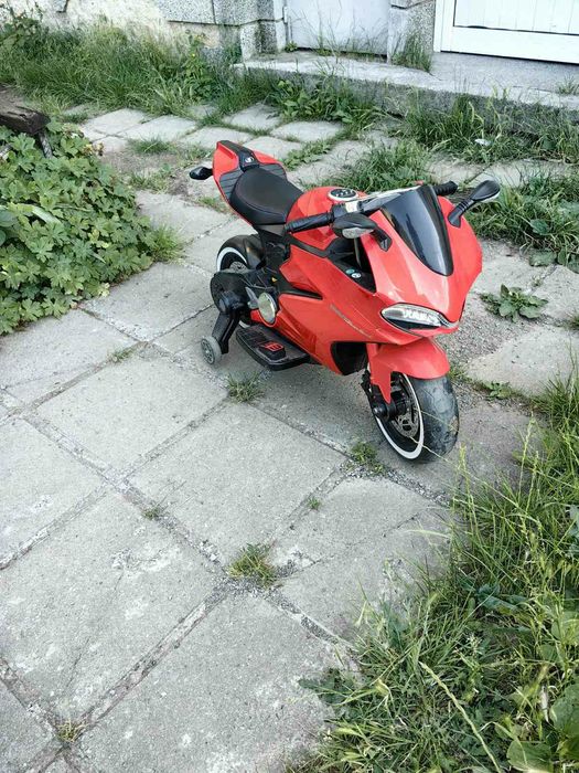 Мотор с акумулатор