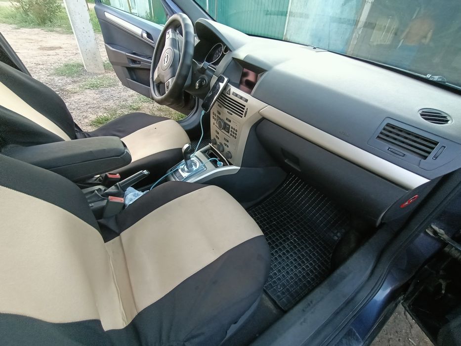 Продам машину Опель астра 2008 года.