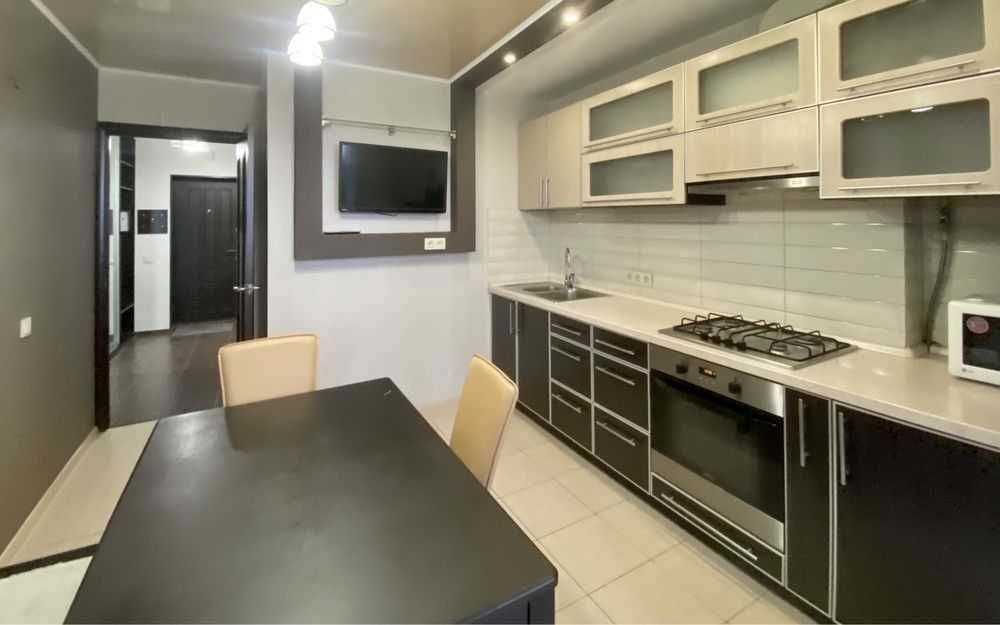 Дава се под наем Тристаен апартамент в София, Център - 90 кв.м за 561 € - Снимка #2