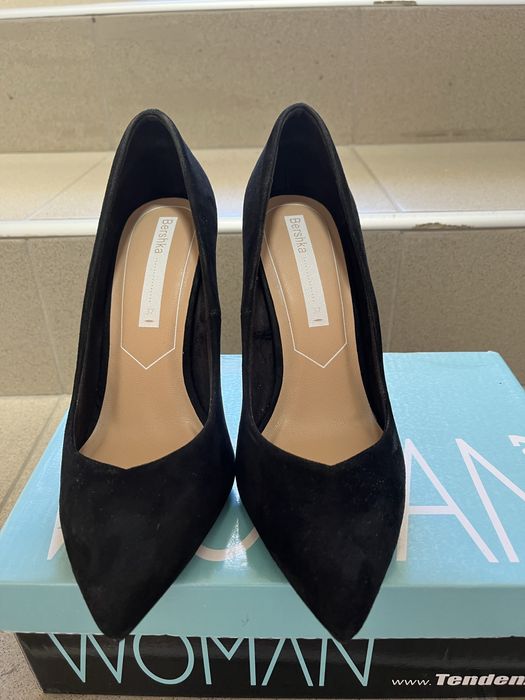 Черни велурени обувки на ток BERSHKA