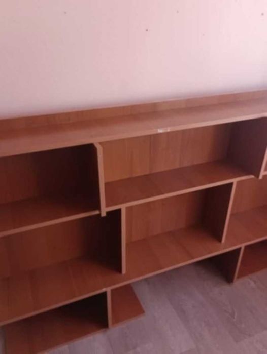 Продавам голям дървен рафт,подходящт за монтиране на стена