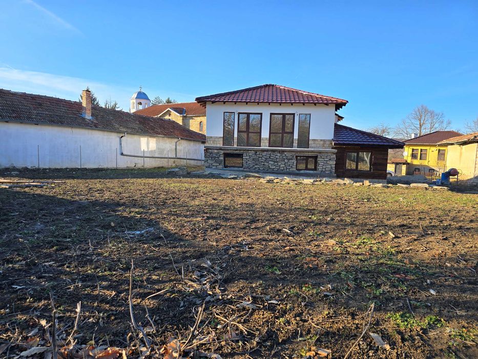 Реновирана къща с  голям двор в  с. Kъпиново / Велико Търново