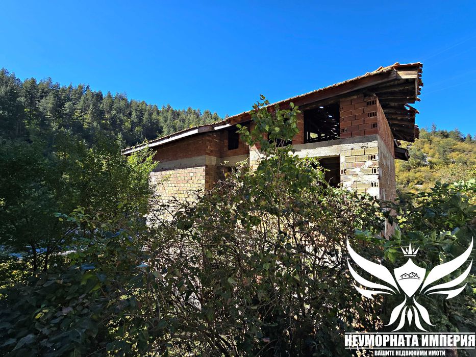 Нова къща с 388кв. РЗП и двор 600кв кв.Устово гр.Смолян