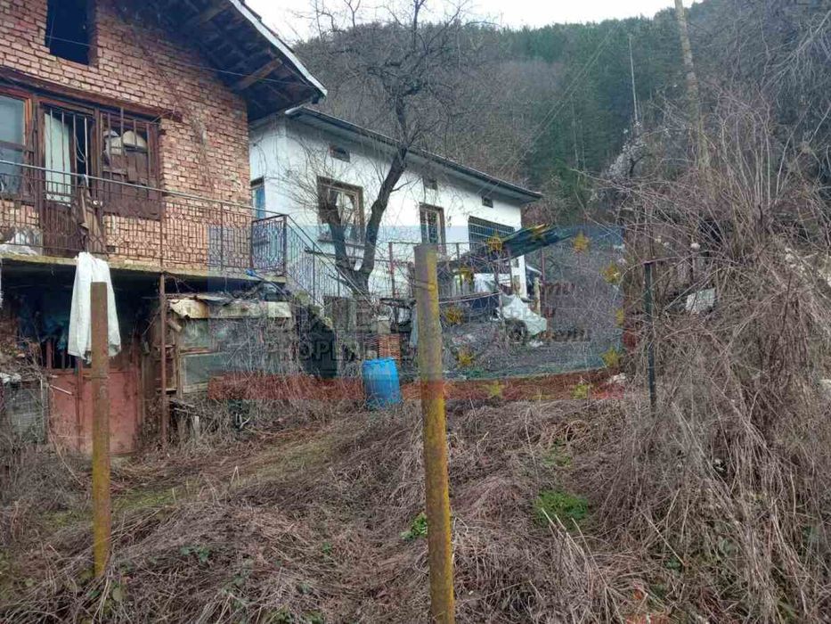 2 къщи с двор 457 м2 в с. Лопян