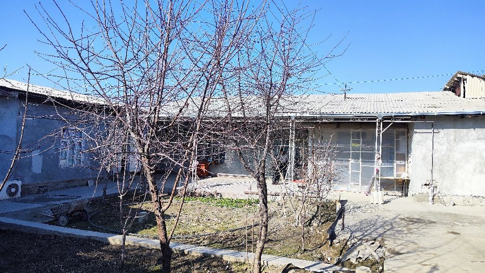 Ховли сотилади эски шахарда жойлашган